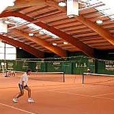 Tennishalle mit Teppich-Granulat-Belag