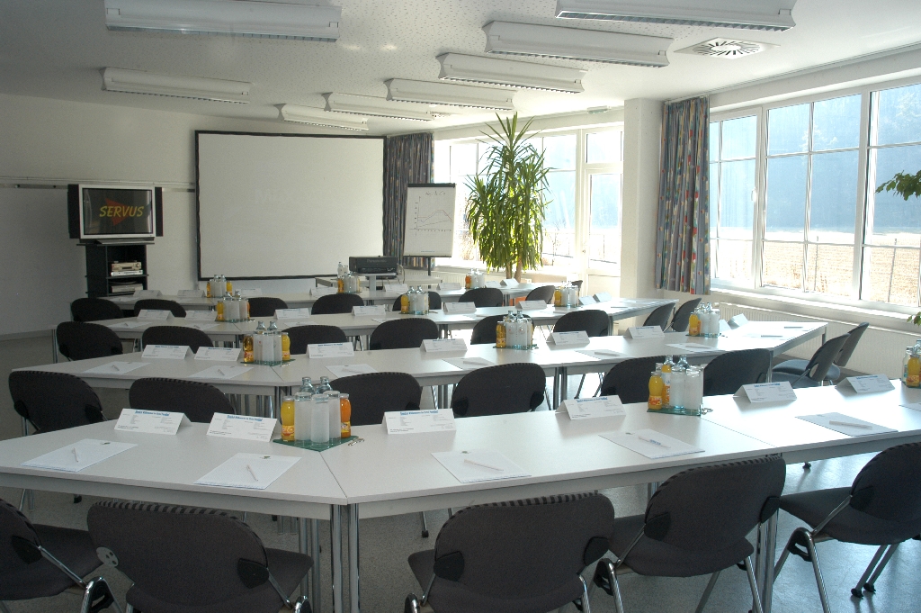Raum Sumatra mit Schulbankbestuhlung, 120 m²